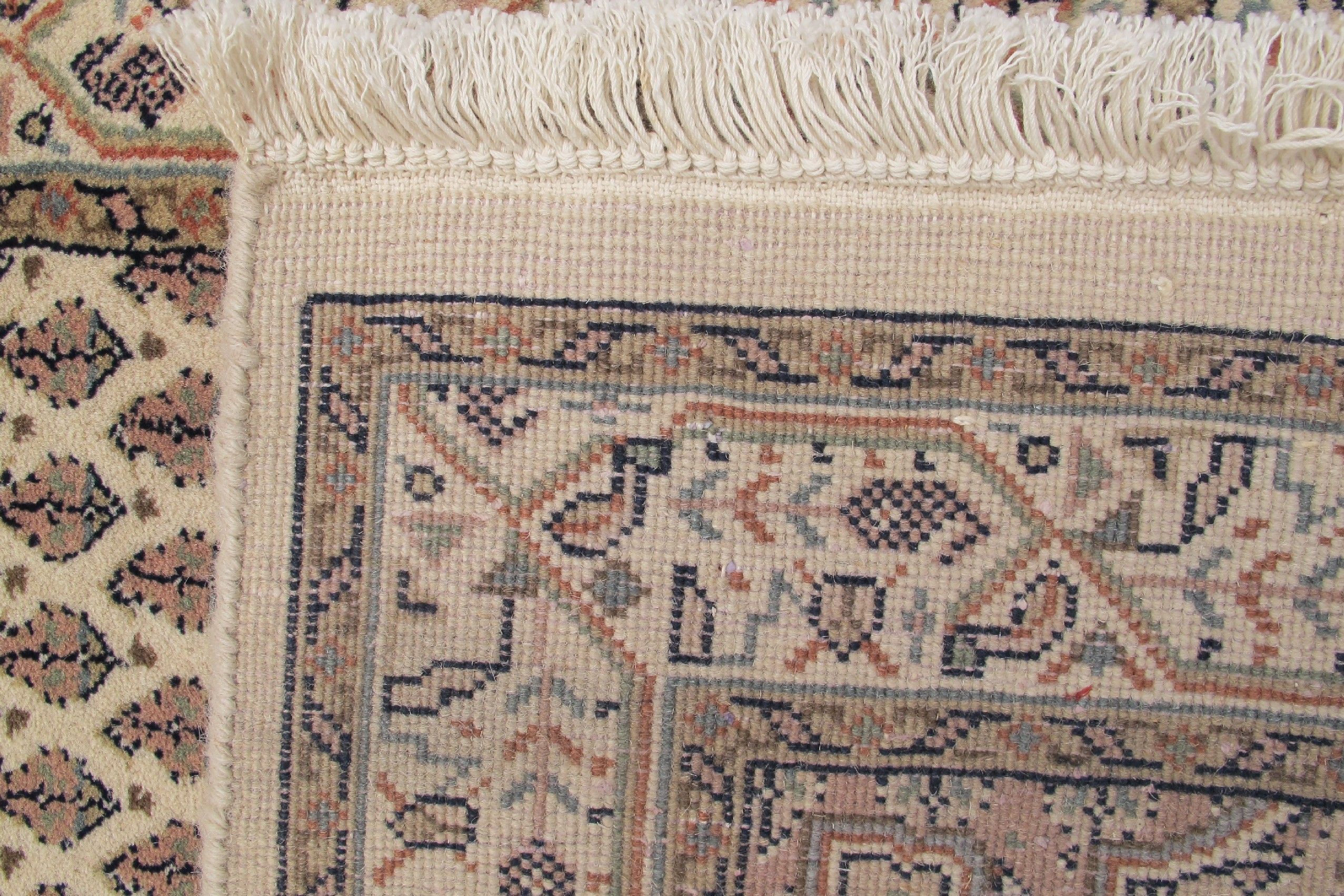 Dywan orientalny Surat Corner — wzór kwiatowy, beżowy