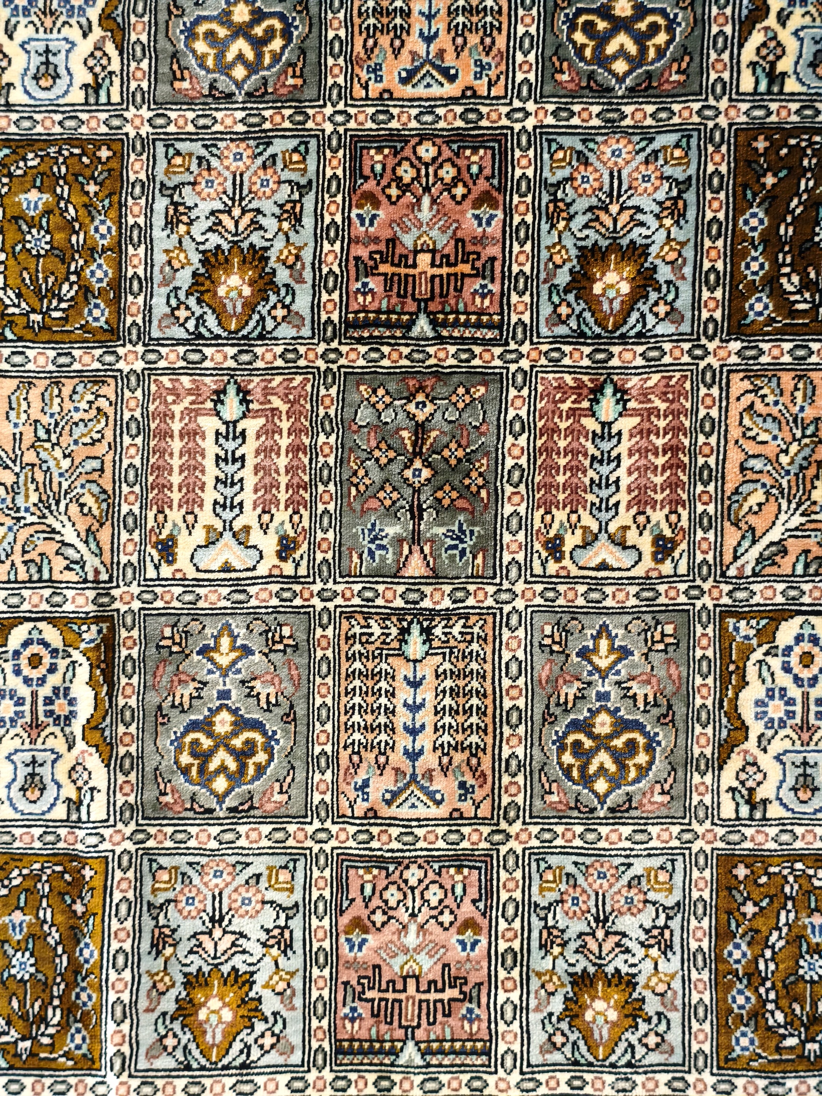 Ghom Silk Royal